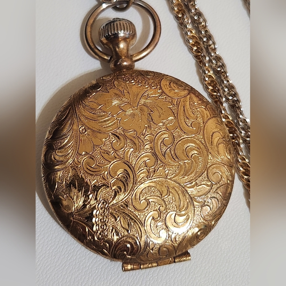 Estee Lauder Vintage Lucidity Compact Necklace - Picture 3 of 16